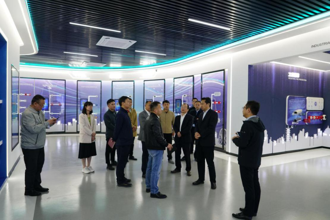 安徽省數(shù)據(jù)資源管理局黨組成員、副局長 王愛學(xué)一行調(diào)研依愛消防